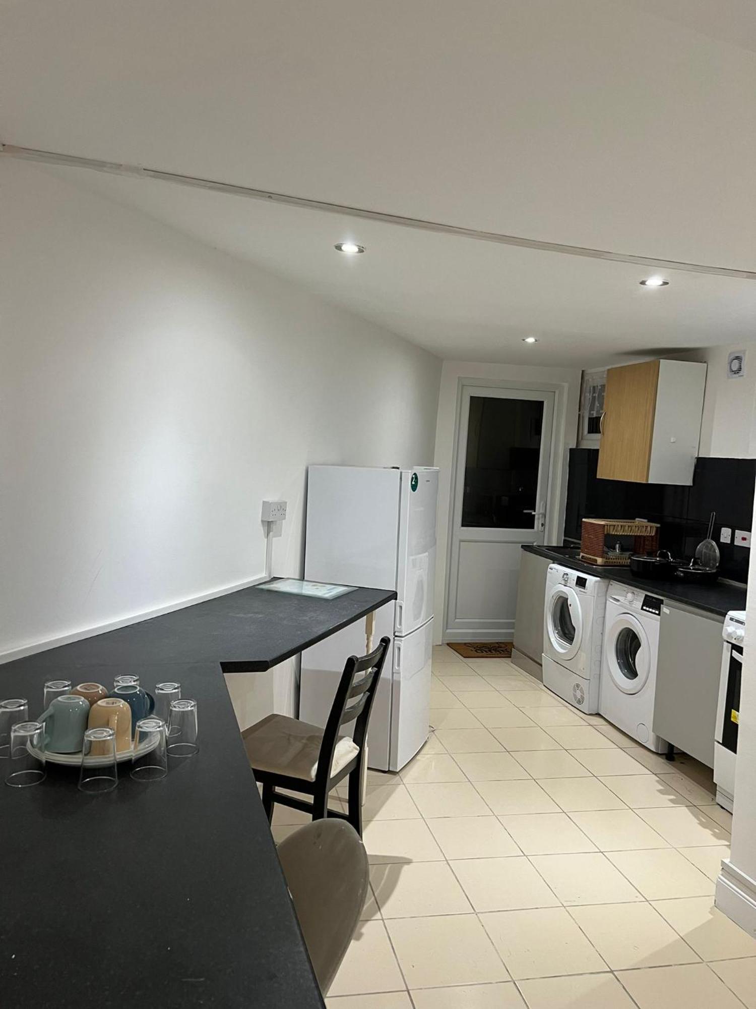Apartment-sleep6-wifi-family Friendly *